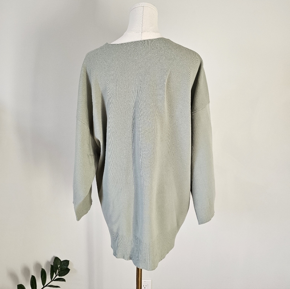 Aritzia Wilfred free 2 V-Neck Sweater in Sage Green 3/4 sleeve - Picture 3 of 8